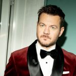 Alessandro Cattelan con sfondo azzurro