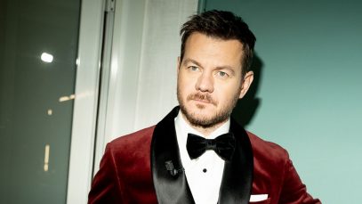 Alessandro Cattelan con sfondo azzurro