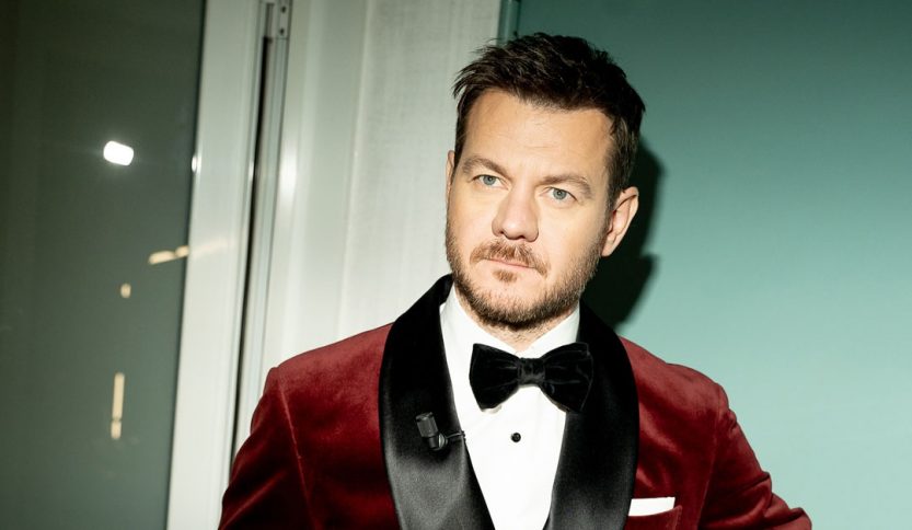 Alessandro Cattelan con sfondo azzurro