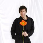 Alessandro Ristori con fiore e sfondo bianco