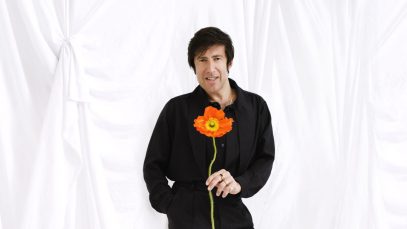 Alessandro Ristori con fiore e sfondo bianco