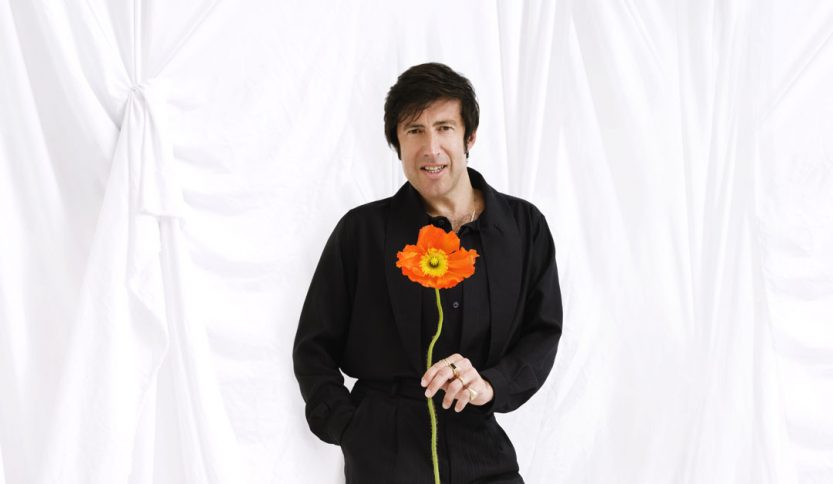 Alessandro Ristori con fiore e sfondo bianco