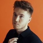 Alfa con sfondo arancio