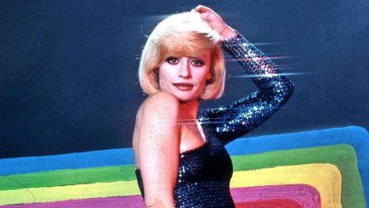Raffaella Carrà con sfondo arcobaleno