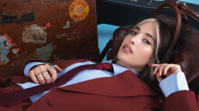 Chiamamifaro sdraiata sulle borse