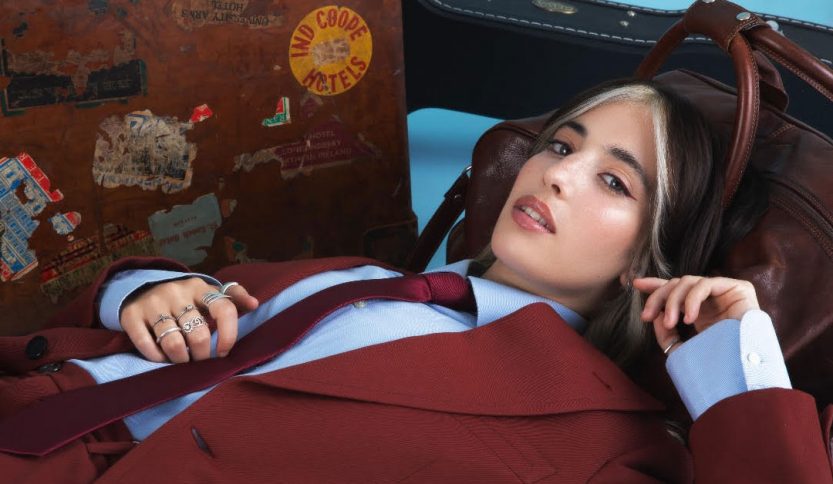 Chiamamifaro sdraiata sulle borse