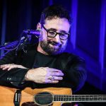 Federico Zampaglione con una chitarra