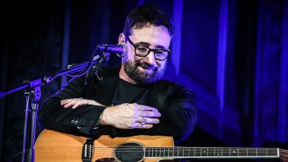 Federico Zampaglione con una chitarra