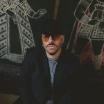 Fiat131 con sfondo con figure