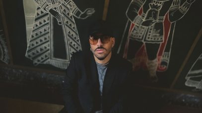 Fiat131 con sfondo con figure