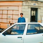 Golden Years dietro a una macchina bianca