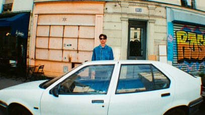 Golden Years dietro a una macchina bianca