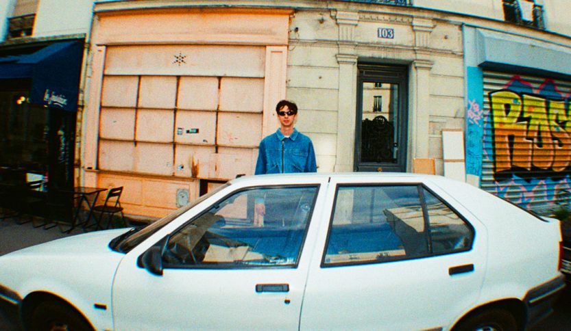 Golden Years dietro a una macchina bianca