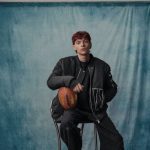 Holy Francisco con una chitarra