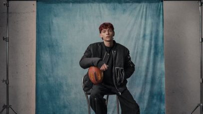 Holy Francisco con una chitarra