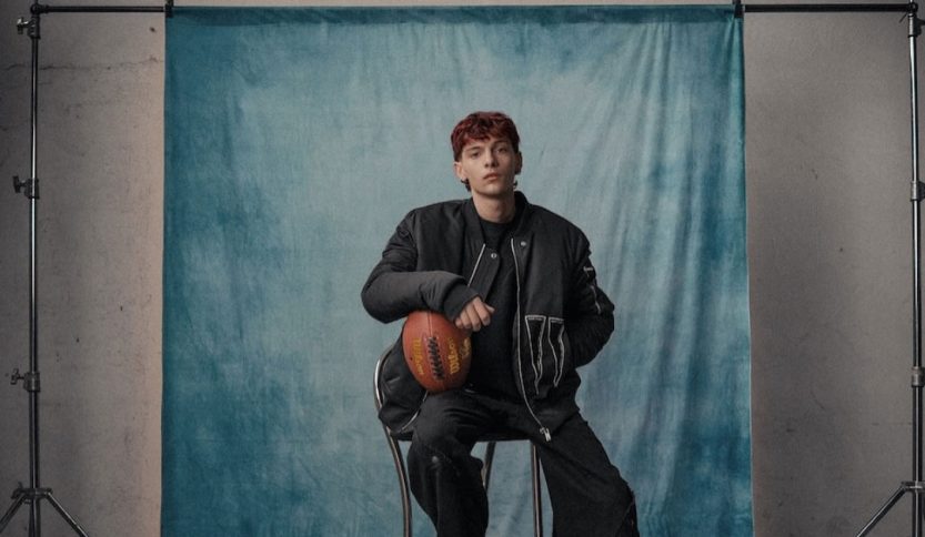 Holy Francisco con una chitarra