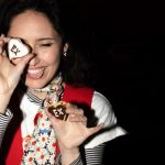 Lara Dei con dei biscotti