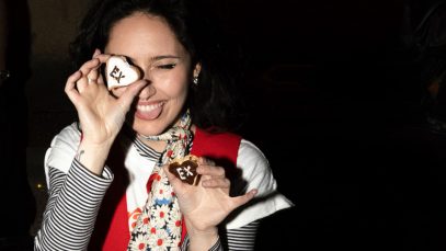 Lara Dei con dei biscotti