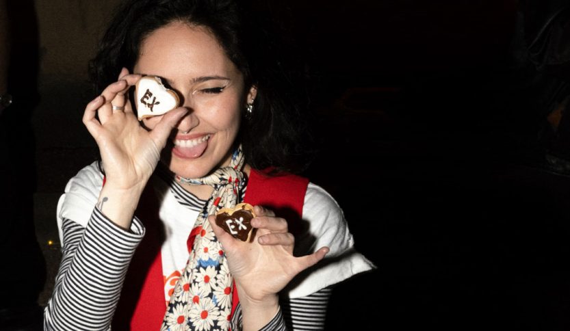 Lara Dei con dei biscotti