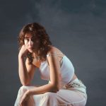 Lauryyn su una sedia con sfondo scuro