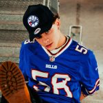 Luk3 appoggiato a una scala in ferro