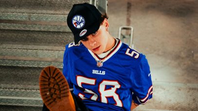 Luk3 appoggiato a una scala in ferro