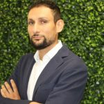 Marco Pundetta con un prato sintetico