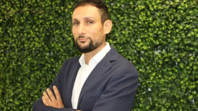 Marco Pundetta con un prato sintetico