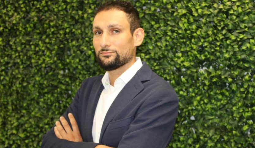 Marco Pundetta con un prato sintetico