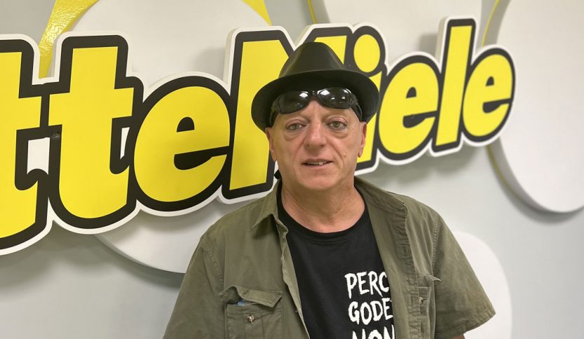 Stefano D'Orazio negli studi di Radio LatteMiele