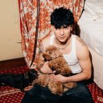 TrigNO con dei cani in braccio