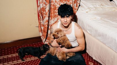 TrigNO con dei cani in braccio