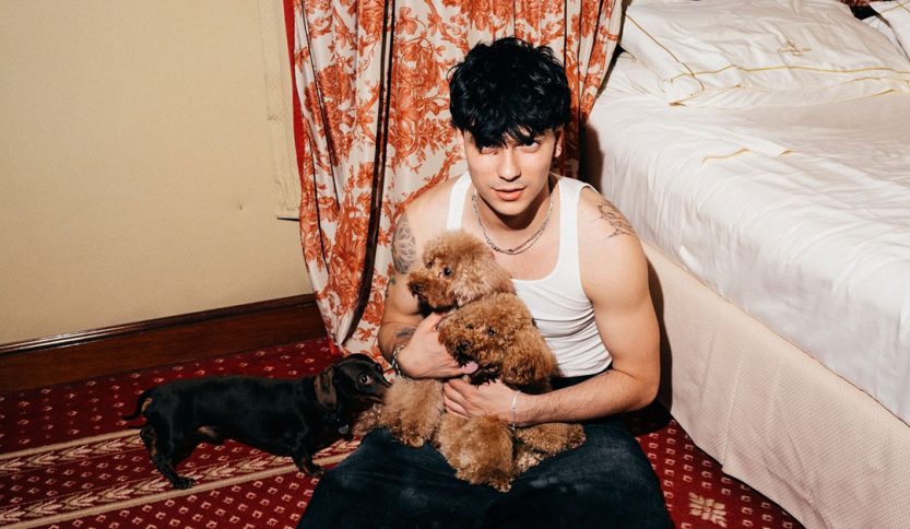 TrigNO con dei cani in braccio