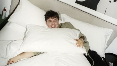 Will in un letto bianco