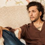 ermal meta seduto su un divano