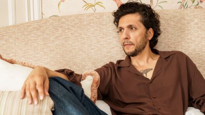 ermal meta seduto su un divano