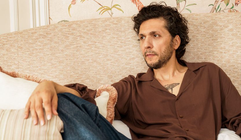 ermal meta seduto su un divano