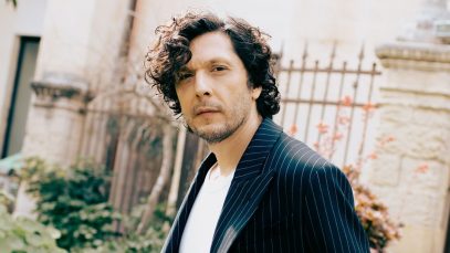 Ermal Meta con dietro un giardino