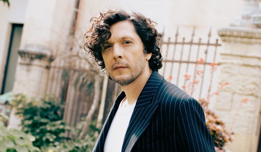 Ermal Meta con dietro un giardino