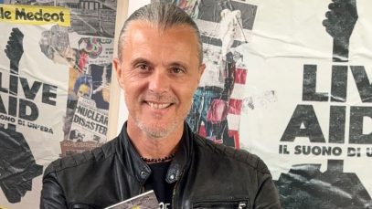 Gabriele Medeot con dietro manifesti del libro