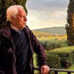 Mario Lavezzi in un prato