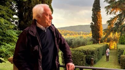 Mario Lavezzi in un prato