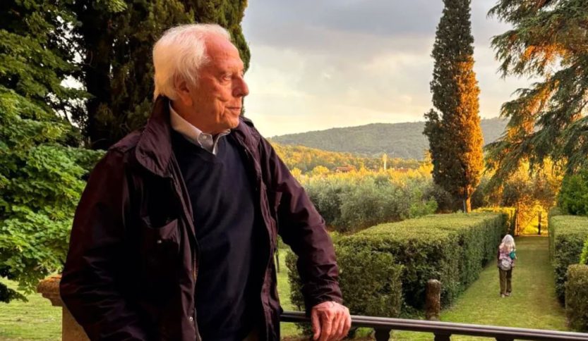 Mario Lavezzi in un prato