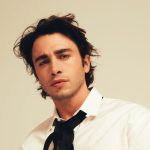 Riki con sfondo chiaro