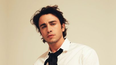 Riki con sfondo chiaro