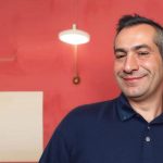 Gabriele Plumari con sfondo rosso