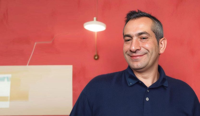 Gabriele Plumari con sfondo rosso