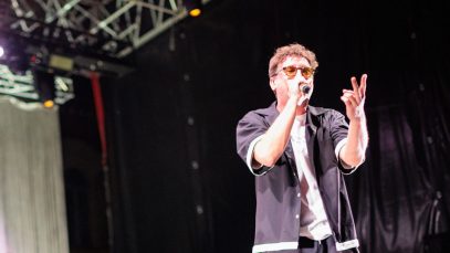 Willie Peyote durante un concerto