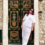 Asteria davanti a una porta