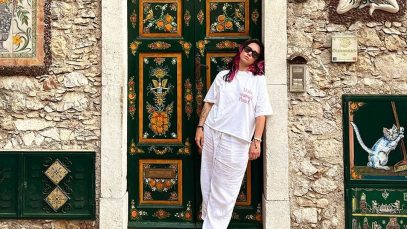 Asteria davanti a una porta